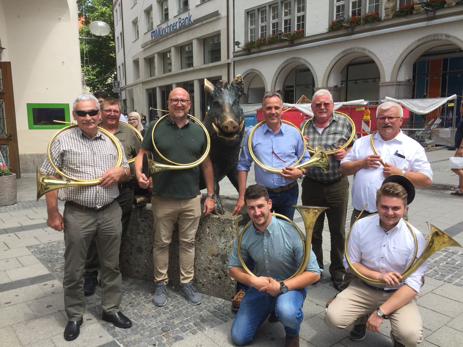 http://www.jagdhorn.org/media/Ausflug Muenchen 9. Juni 2018/F Mit Horn und Keiler.jpg